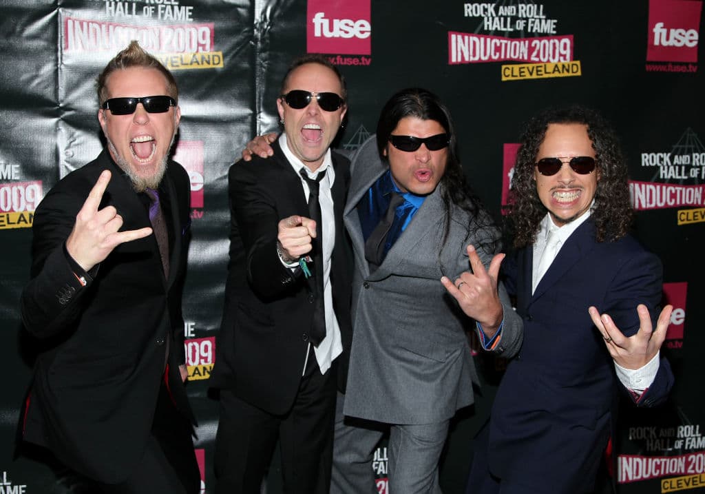 En total, son 53 artistas los que colaboraron con la banda de rock.