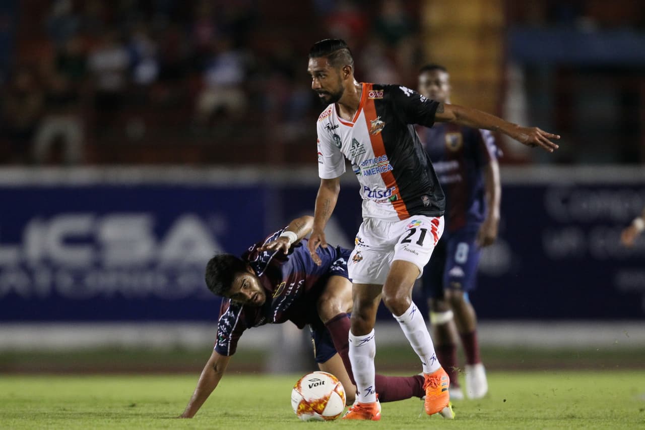 En la segunda mitad el partido siguió en la misma tónica. Dos equipos frente a frente queriendo hacerse daño pero dejaron la creatividad y la precisión en los vestidores.