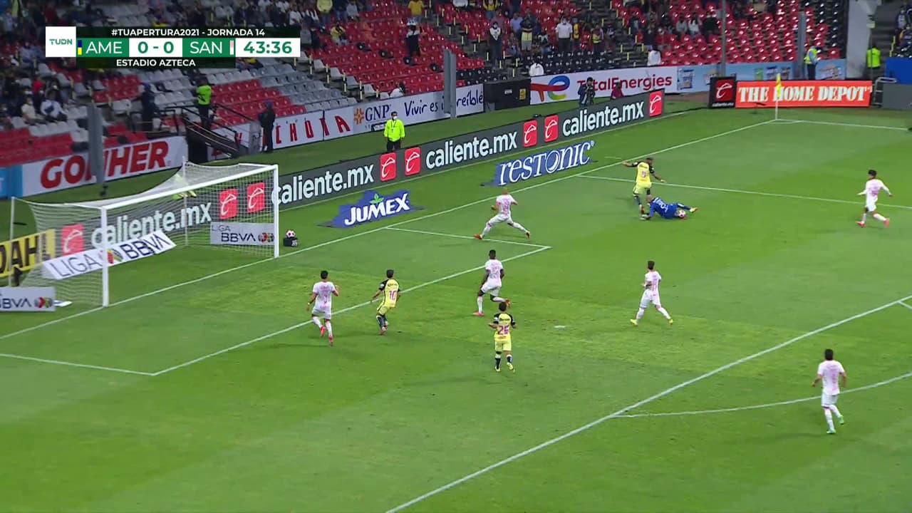 ¡TIRO ATAJADO! disparo por Roger Martínez.