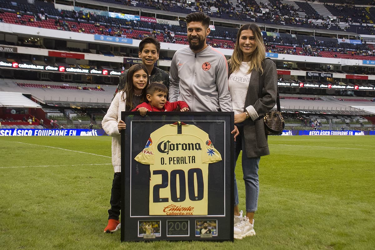 En el protocolo, el delantero Oribe Peralta recibió un homenaje por llegar a 200 partidos con las Águilas.