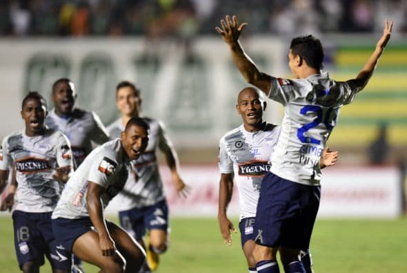 Además, llamó a cinco jugadores del Emelec, equipo con el que salió bicampeón en 2014, que seguramente le darán ese extra de acoplamiento y explicarán lo que quiere a sus compañeros sobre el campo de juego.  