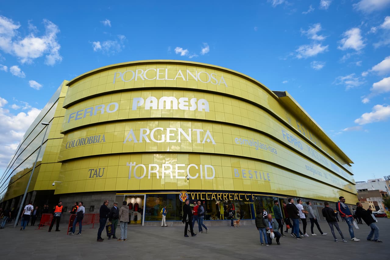 El clásico de la Comunidad valenciana entre el Villarreal y el Valencia, por la UEFA Europa League, se vivió con mucho color este jueves en las cercanías del estadio de La Cerámica entre ambas aficiones.