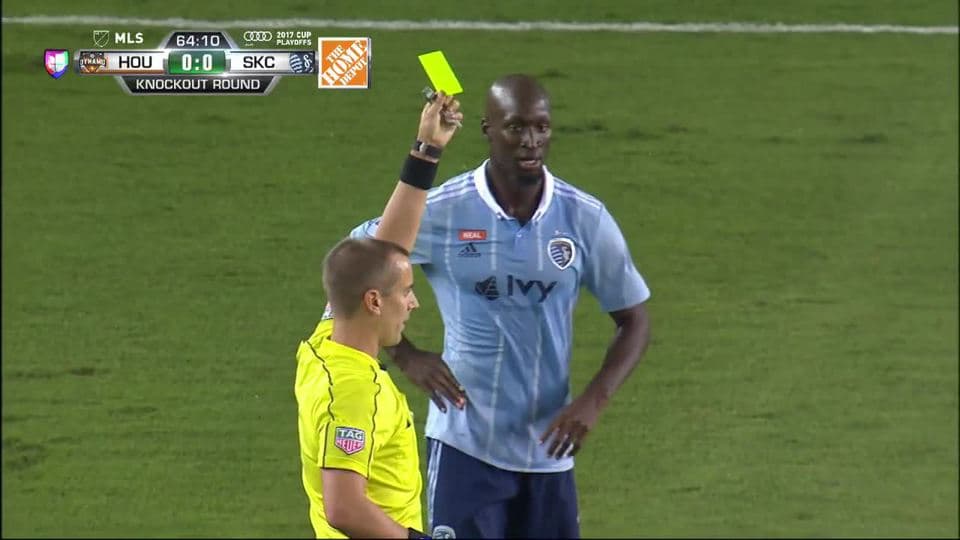 Tarjeta amarilla. El árbitro amonesta a Roger Espinoza de Sporting Kansas City