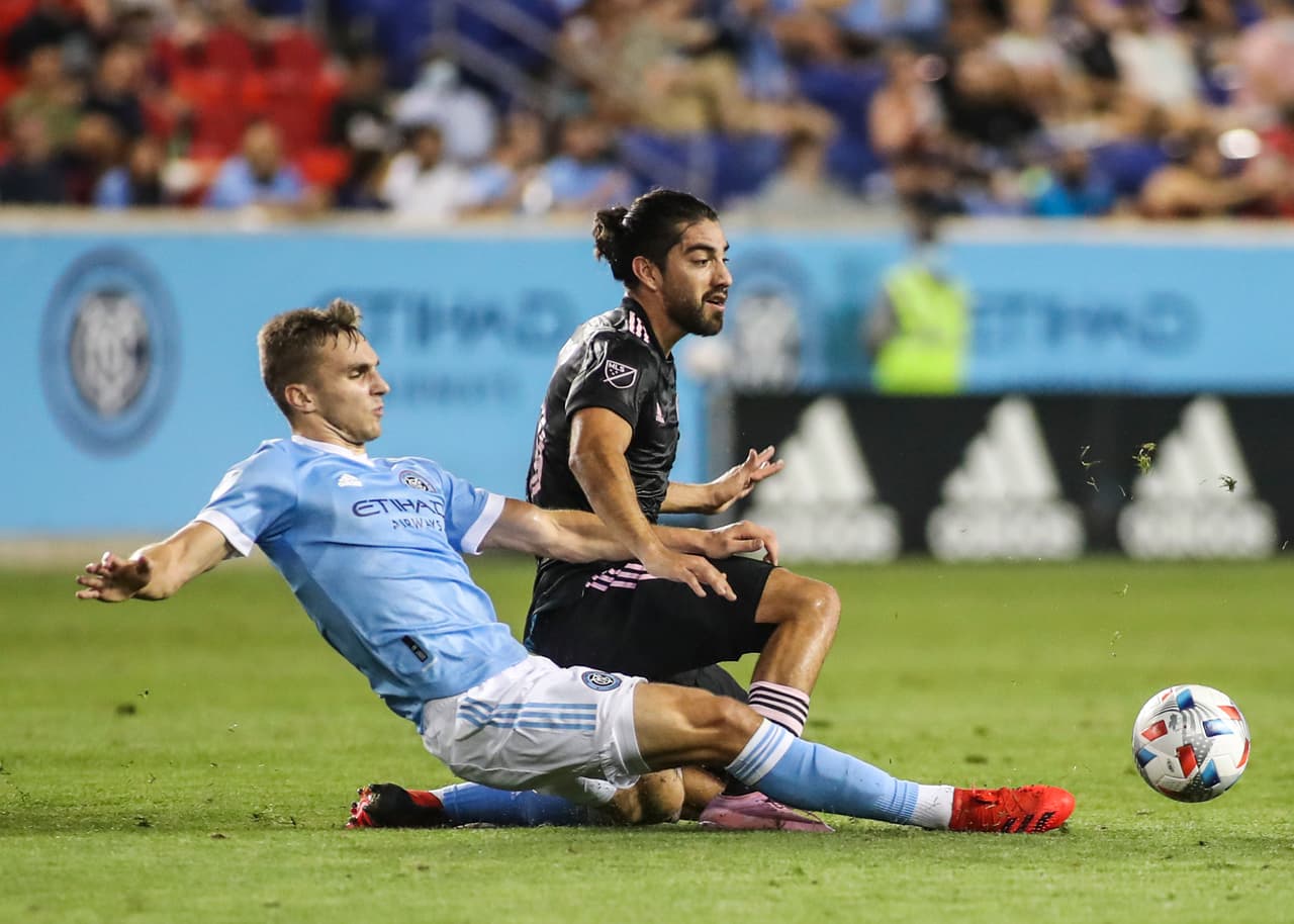 En el eje de la defensa aparece el central James Sands, quien cumplió un gran partido con New York City FC ante Inter Miami CF.
<br>
