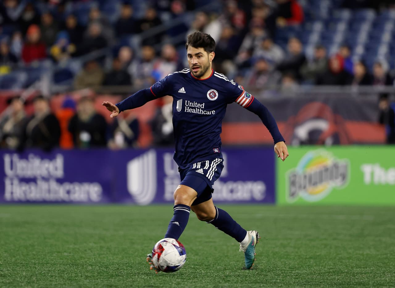 Mediocampista - CARLES GIL (New England Revolution)