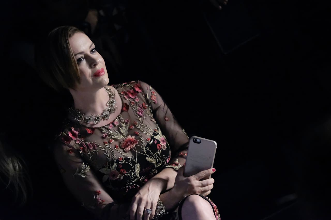 Además de hacerse una carrera en la televisión estadounidense, la hermosa Alyssa Milano tiene una larga historia como seguidora del béisbol e incluso ha tenido romances con deportistas.