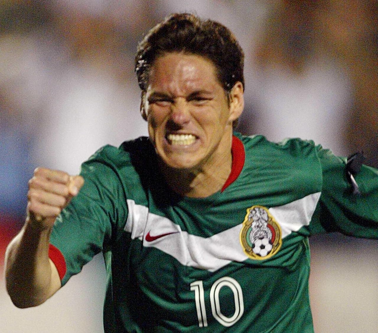 En el 2005 recibió su primer llamado al Tri, etapa que terminó en medio de críticas por ser la primera opción en el Mundial de Sudáfrica mientras el 'Chicharito' Hernández esperaba en el banco de suplentes. Marcó siste goles con la playera mexicana.