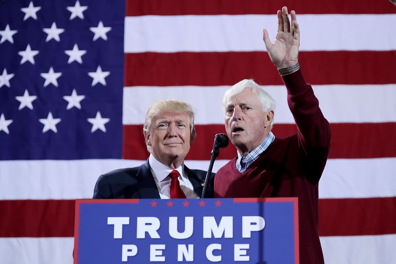 Figuras icónicas del deporte como el entrenador de baloncesto Bobby Knight mostraron su apoyo a la candidatura de Donald Trump.
