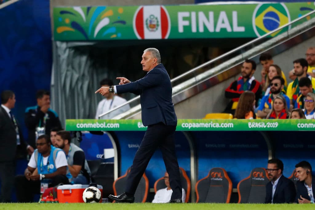El campeón de la pasada edición de la Copa América, Tite, guiando a Brasil al campeonato.