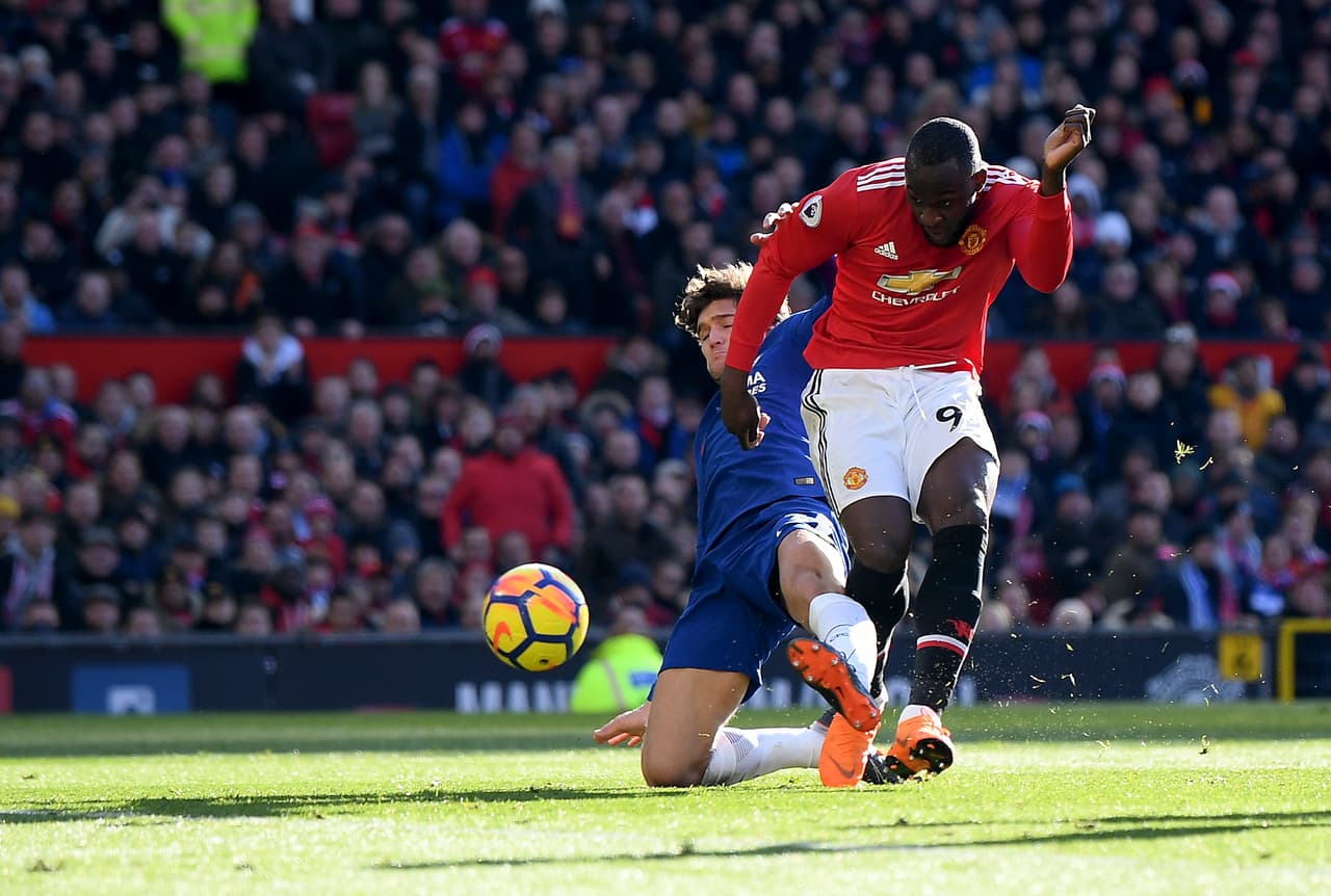 Pero Manchester United no tardó en responder. Romelu Lukaku entró por el centro del área y con su fortaleza mandó a guardar la pelota a los 39’ minutos.
<br>