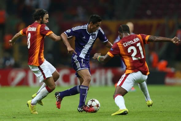 En Turquía el Galatasaray apenas pudo rescatar el empate a un gol ante el Anderlecht quien estuvo a minutos de dar la campanada.