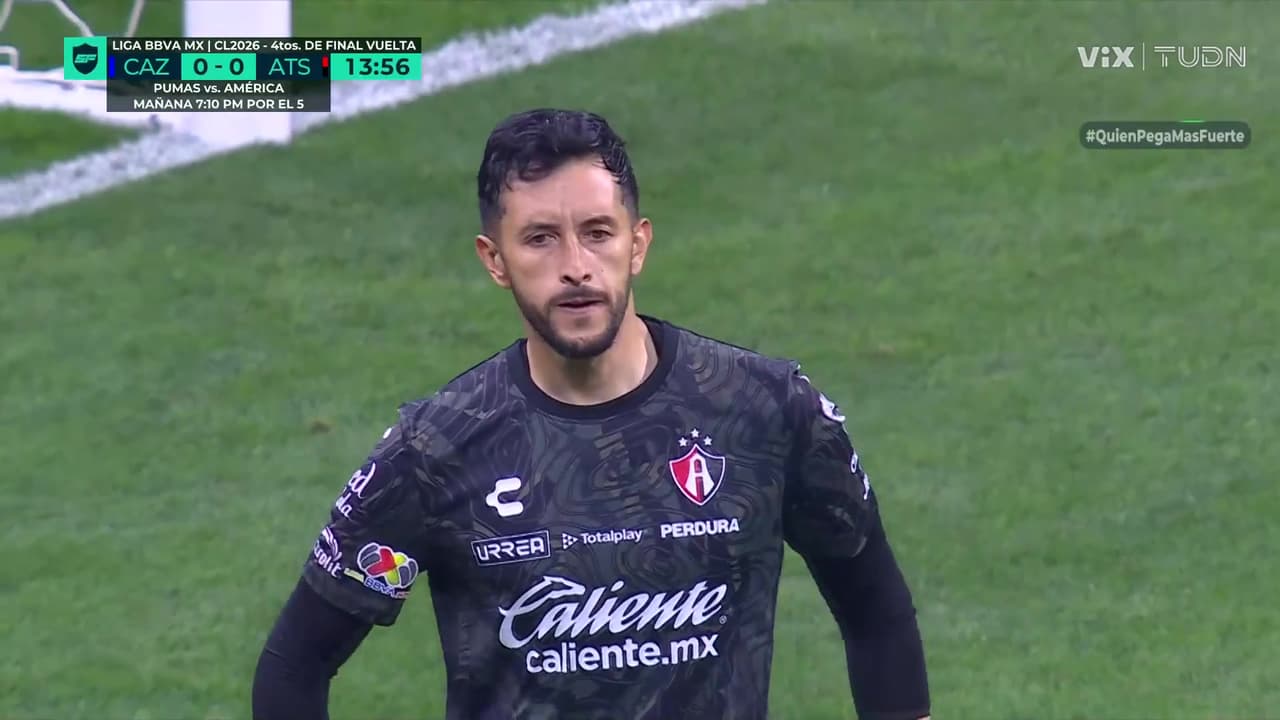 ¡Omar Campos casi hace un golazo de no ser por el atajadón de Camilo Vargas!
