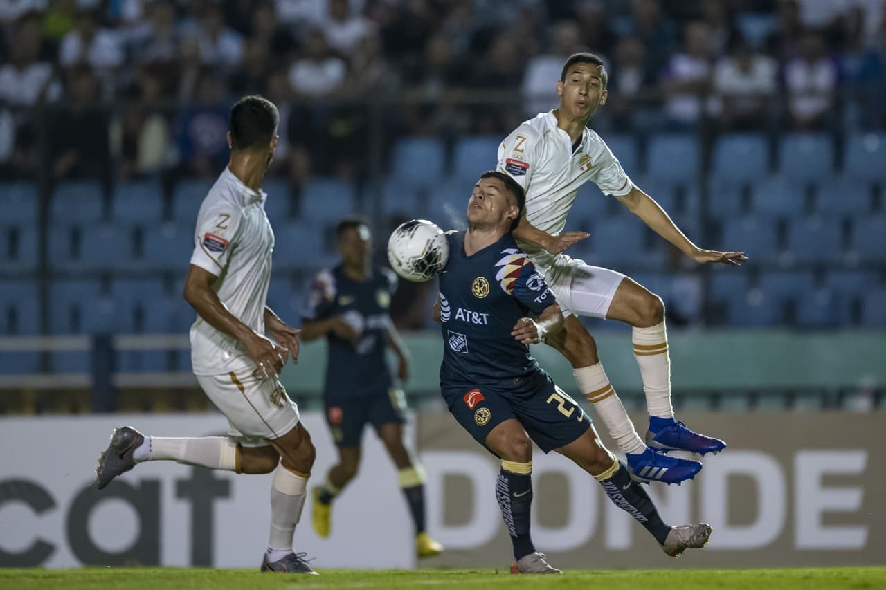 Richard Sánchez sufre un duro golpe al tratar de controlar el balón dividido.