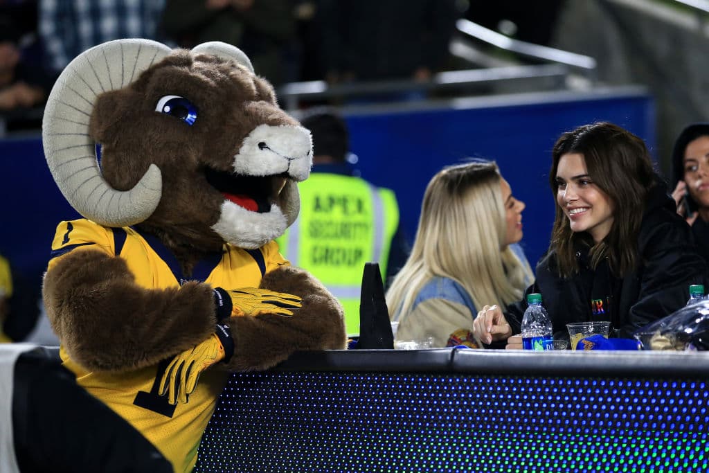 Rampage, la mascota de los LA Rams, no pierde el tiempo con Kendall Jenner.