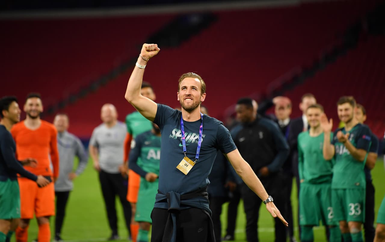 El festejo de Harry Kane por el paso de Tottenham a la Final de Champions League contra Ajax fue emotivo y tiene como hecho previo su regreso a trabajos de campo, lo que aún le abre la opción de estar en el partido contra Liverpool.