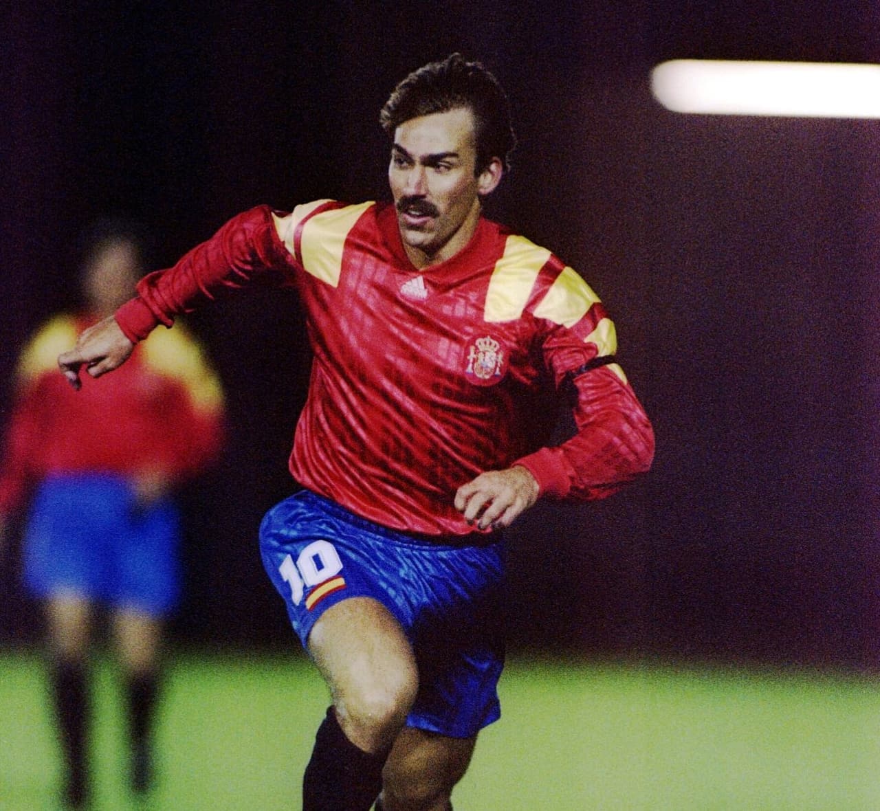 Eliminatorias Estados Unidos 1994 - En las laminitas del álbum Panini de dicha Copa del Mundo uno de los uniformes más llamativos era este de España con el que consiguieron el tiquete por la UEFA.