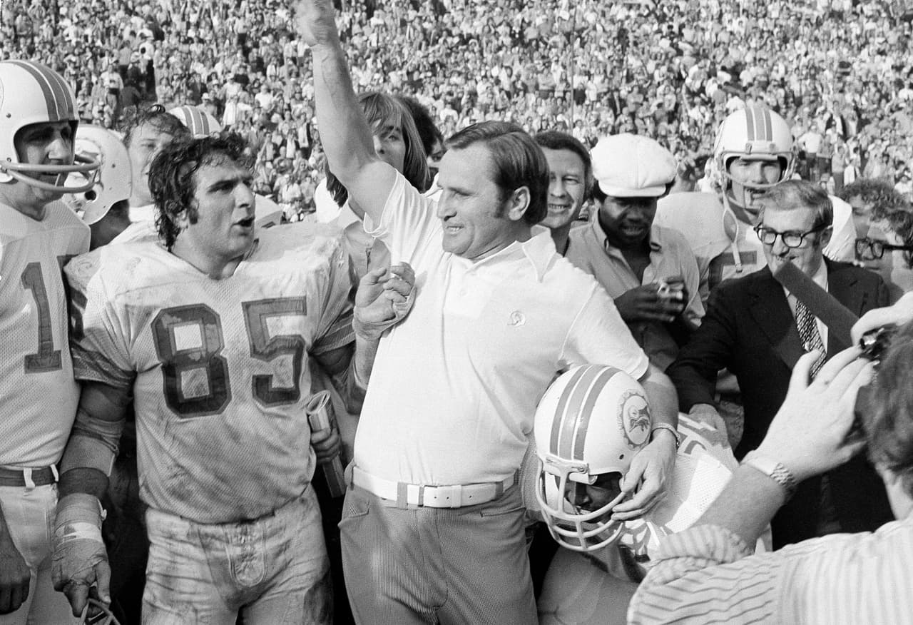 <b>La temporada perfecta</b>
<br>- Don Shula celebra el triunfo de los Dolphins a 14-7 ante Washington Redskins en el Super Bowl VII celebrado en 1972 Dolphins. Es la única temporada perfecta que finaliza con el título Vince Lombardi.
<br>- Los New England Patriots llegaron invictos al Super Bowl XLII en 2008, pero cayeron ante New York Giants.