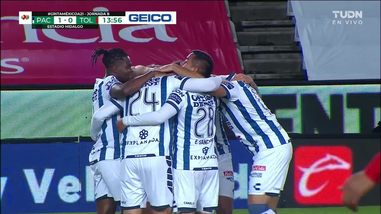 ¡CERCA! Erick Sánchez disparó que se estrella en el poste.