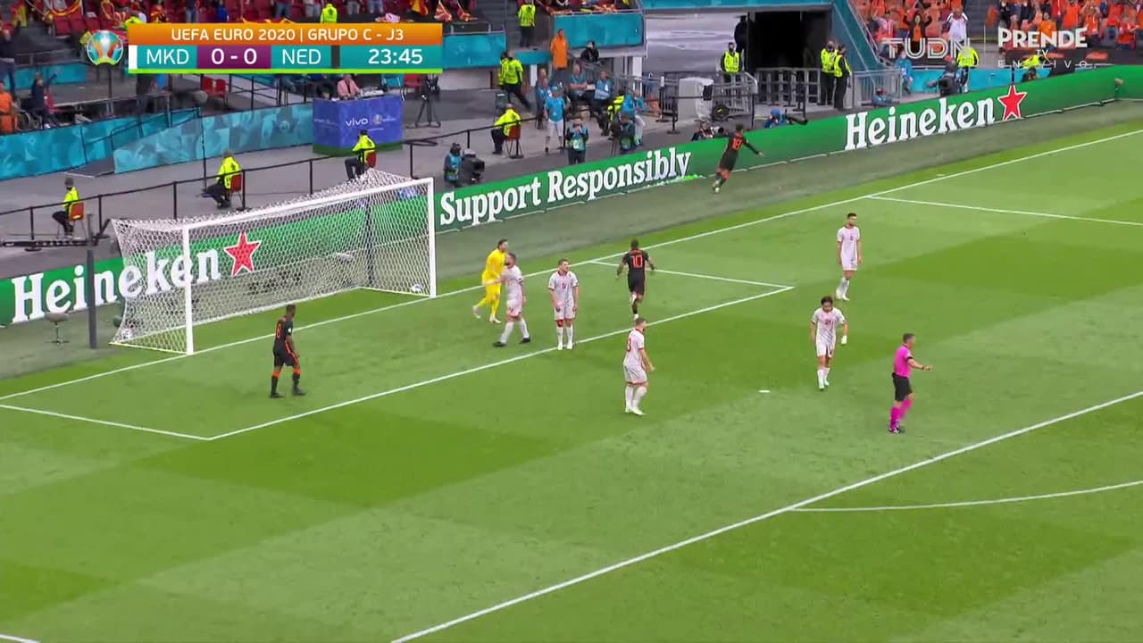 ¡GOL!  anota para Holanda. Memphis Depay