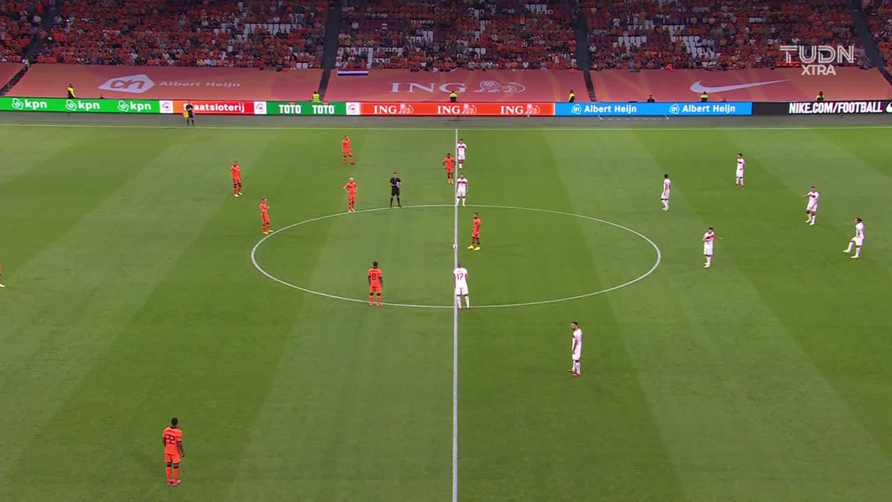 Arranca el partido y la pelota está en juego.