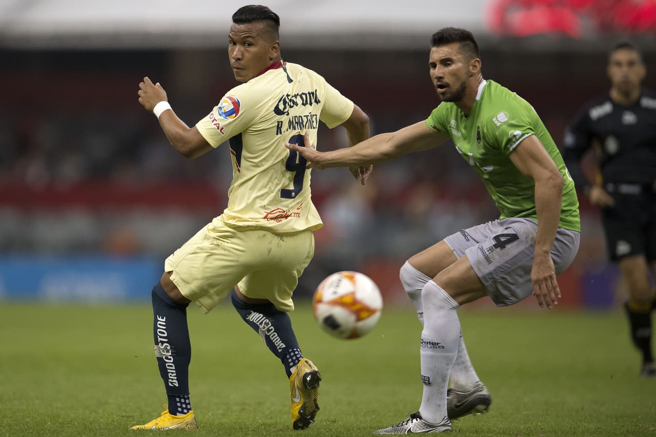 Roger Martínez del América (9) y Elio Castro (4) de los Bravos de Ciudad Juárez.