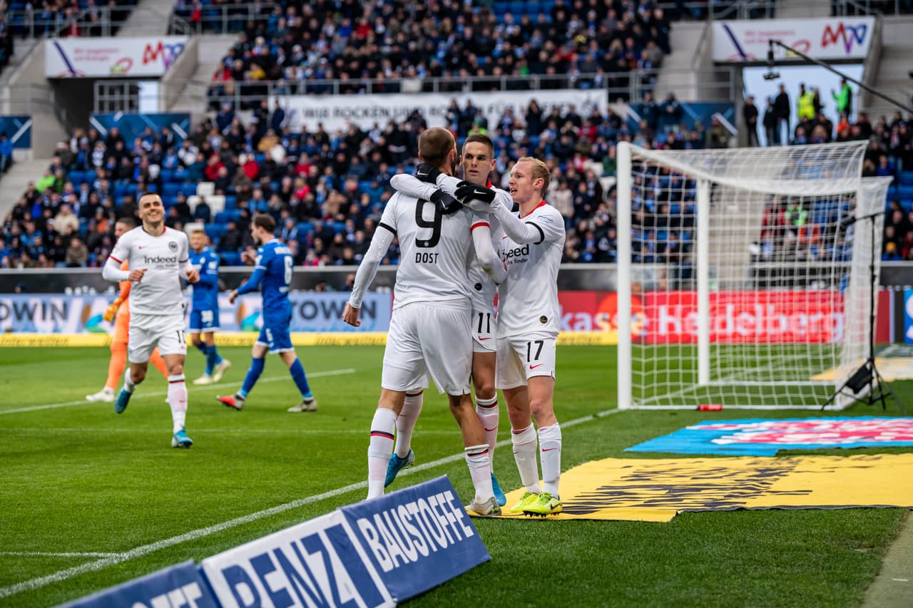 Dost (18’) abrió el marcador para Frankfurt, Stafylidis (48’) emparejó el encuentro y Chandler (62’) anotó el gol de la victoria.