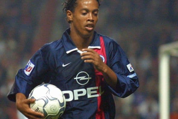 El creativo brasileño sería traspasado al Paris Saint Germain de Francia en el 2001; la fecha de su debut sería el 4 de agosto del 2001.