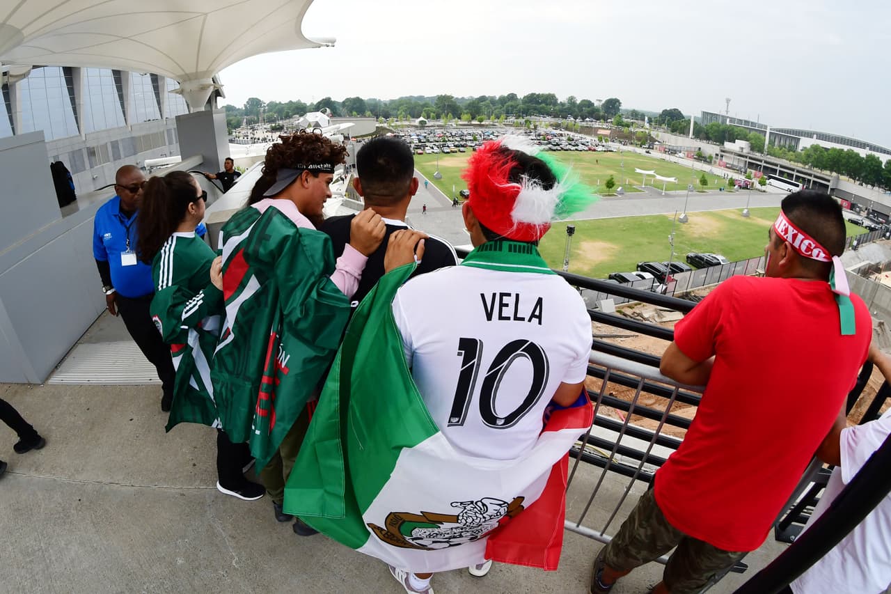 Con gran entusiasmo arribaron los aficionados de la Selección Mexicana para apoyar al Tri en su partido de preparación para la Copa Oro ante Venezuela en Mercedes-Benz Stadium, en Atlanta. Gran colorido y buen ambiente estaban armando los seguidores mexicanos y también los venezolanos que llegaron a apoyar a su Vinotinto, que se prepara para la Copa América.