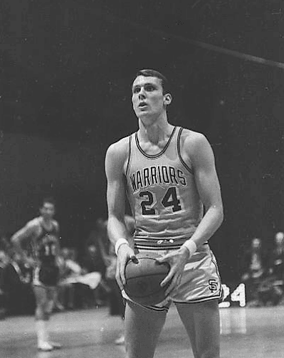 El primer partido de los Warriors en este recinto, que se llamó Oakland Alameda County Coliseum Arena, data del 24 de octubre de 1967, un partido en contra de la extinta franquicia de Cincinnati. En la imagen Rick Barry, uno de los grandes símbolos de esta organización.