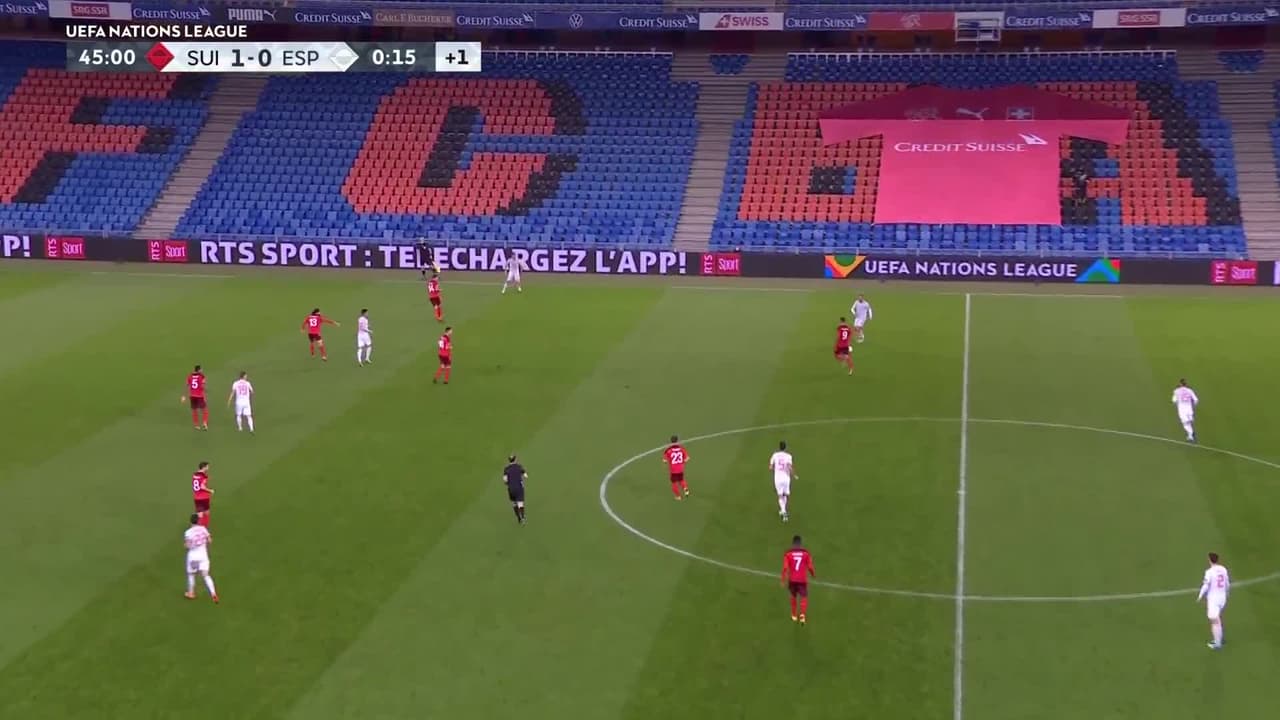 ¡TIRO ATAJADO! disparo por Mikel Oyarzabal.