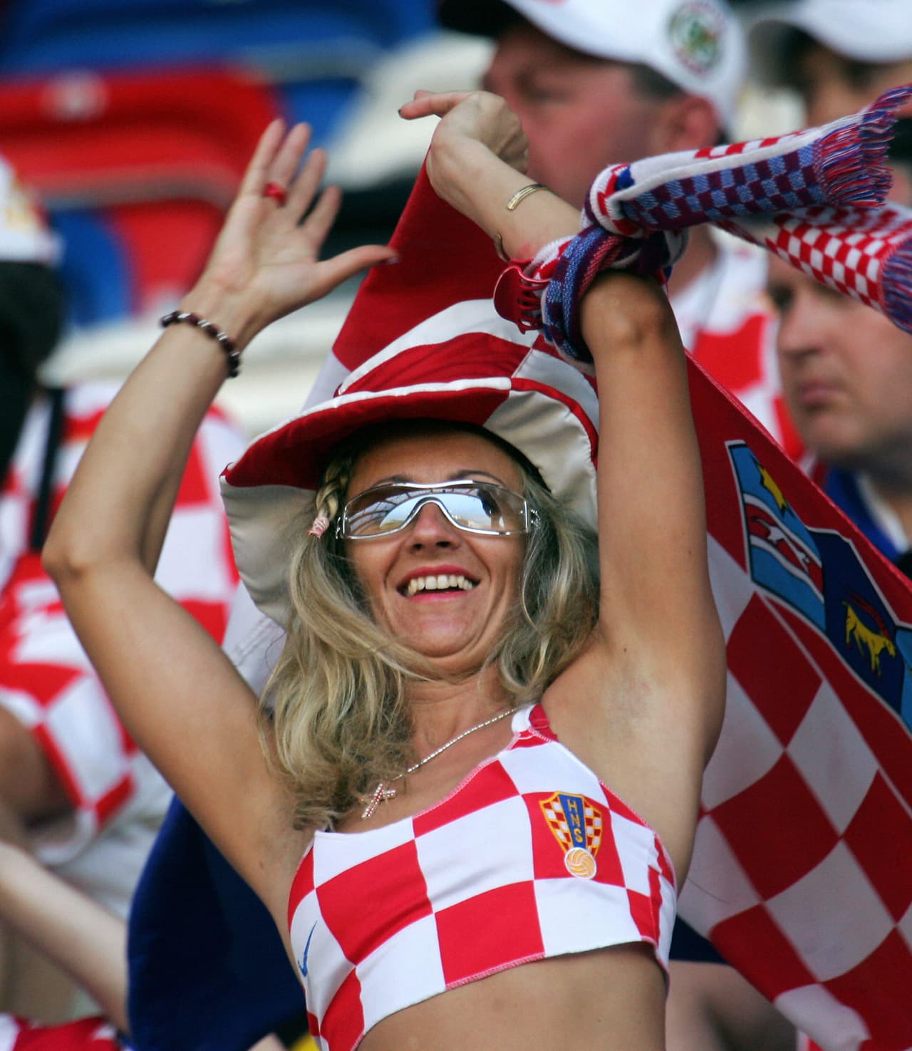 Disfruta de las mejores imágenes de las aficionadas croatas que partido a partido apoyan a su selección.