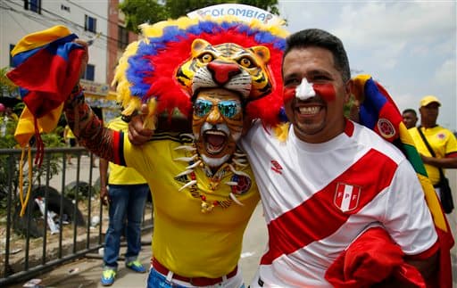 Perú y Colombia se han enfrentado en 61 ocasiones en toda su historia. El primer juego fue en 1938 con triunfo para los peruanos 4-2. Los goles incas fueron marcados por: Teodoro Fernández, Jorge Alcalde y Pedró Ibañes, quien anotó en dos ocasiones. Miguel Botto descontó por los cafetaleros dos veces.