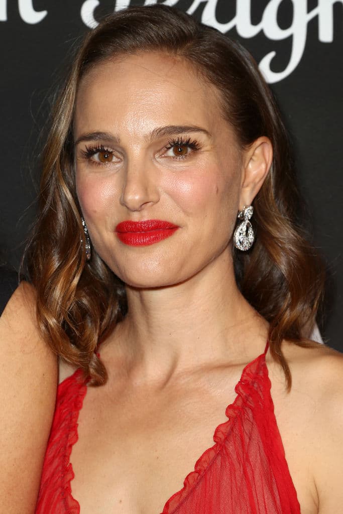 Película sobre la ex primera dama estadounidense Jacqueline Kennedy, centrada en los días inmediatamente posteriores al asesinato de JFK, en Dallas, el 22 de noviembre del año 1963.
<br>