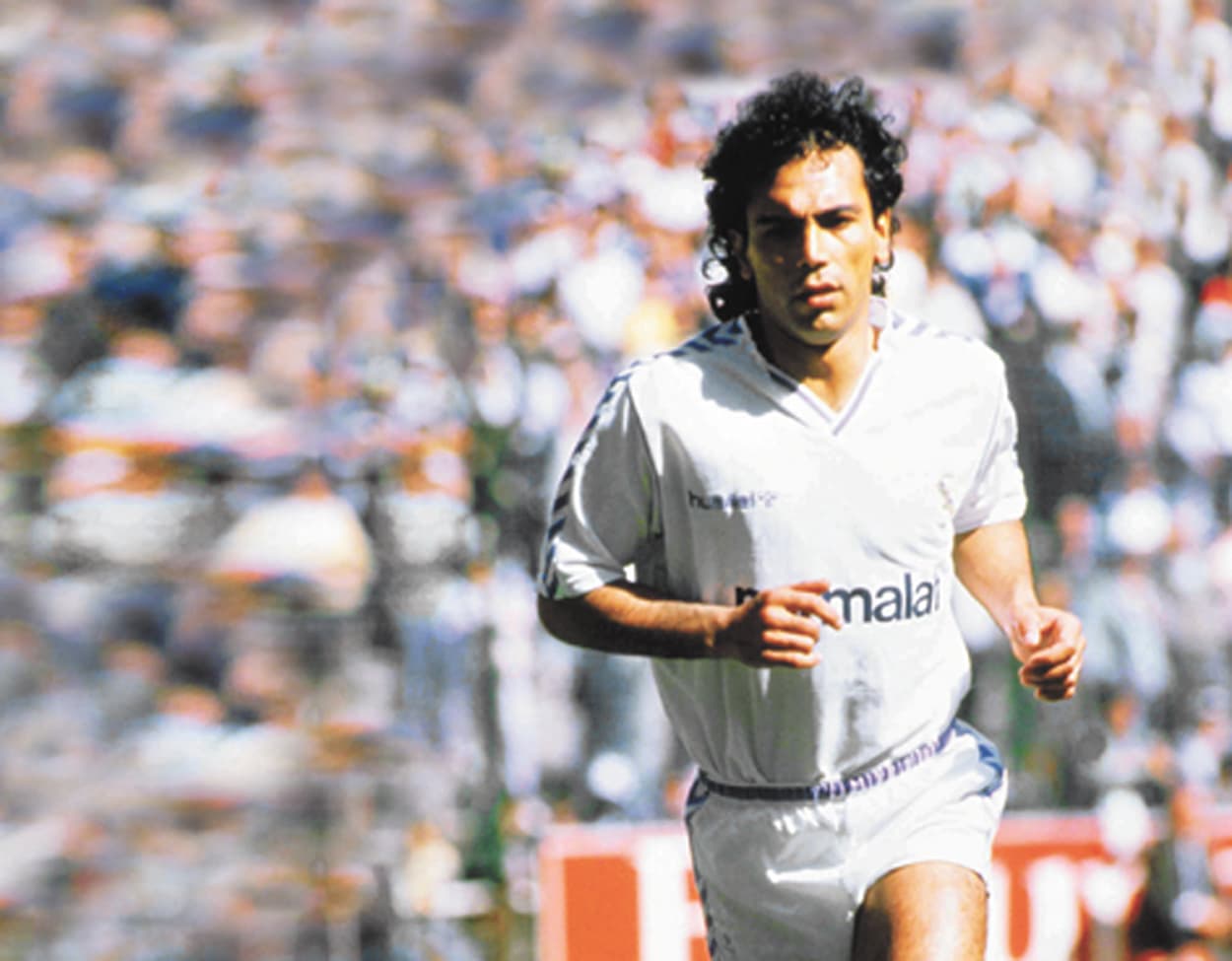 Hugo Sánchez aparece este año como uno de los íconos o leyendas del futbol en FIFA 20. La leyenda del real Madrid tiene tres versiones, desde 89, 92 y 93, en su versión más poderosa.