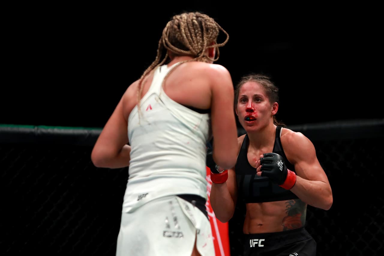 El combate entre Liz Carmouche y Katlyn Chookagian encontró a dos luchadoras muy parejas, sin dominio claro de alguna.