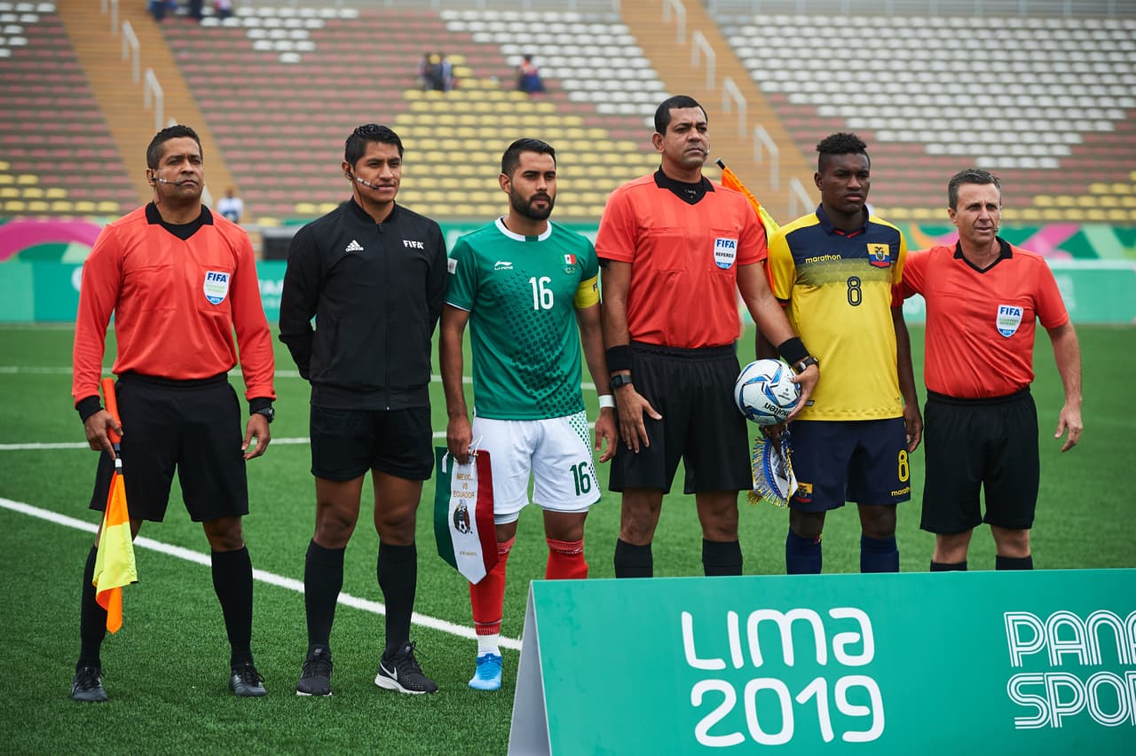 El rival en turno del Tricolor era la Selección de Ecuador, la cual llegaba con la obligación de conseguir una victoria, pues los resultados no le favorecieron previamente y solo un triunfo podría arrojarlos a la siguiente etapa, no así para México, que con empate clasificaba aunque como segundo del Grupo A.