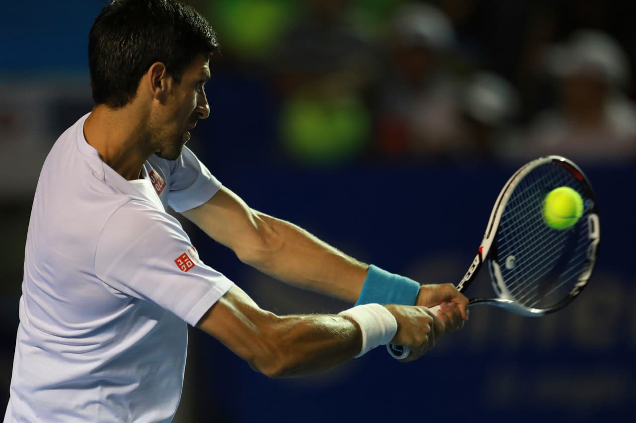 'Nole' también hizo de mago. Recogió una devolución veloz con la mano, metió con destreza la pelota en una bolsa de sus pantalones y luego gesticuló para preguntarle al público dónde estaba. Las risas estallaron porque él mismo levantaba las manos diciendo que no sabía donde estaba la pelota.