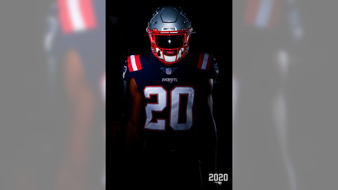 Los Patriots ya sin la presencia de Brady y en modo de reestructuración presentaron su nueva indumentaria para la temporada 2020 en la NFL. El color azul es muy similar al modelo color rush y el blanco es una adaptación combinando con las licras blancas.