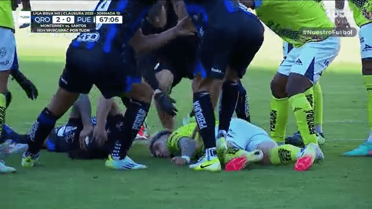 Querétaro gana, pero jugador mete susto al convulsionar tras choque de cabezas 
