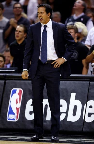 Todo o nada. Dispuestos a dejar la vida en la cancha San Antonio fue por su quinto campeonato mientras Miami buscaba salir de la mala racha 3-1 pese a que ningún equipo en la historia lo había logrado en una final. San Antonio apaleó a Miami.          