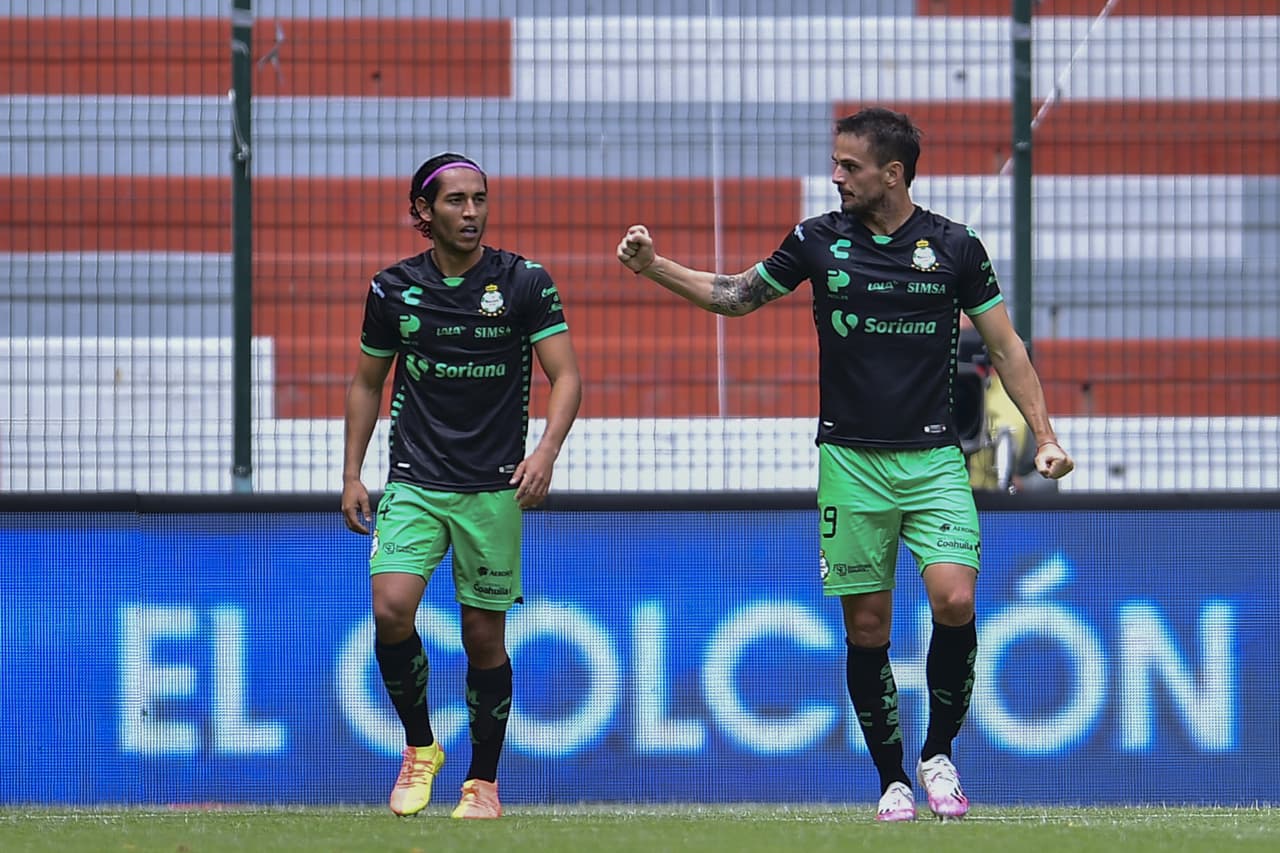 Gael Sandoval y Octavio Rivero se encargaron de darle la victoria a su equipo en el infierno; los de casa anotaron un tanto al minuto 92. Santos vence a Toluca en la Jornada 11 del Torneo Guard1anes de la Liga MX.