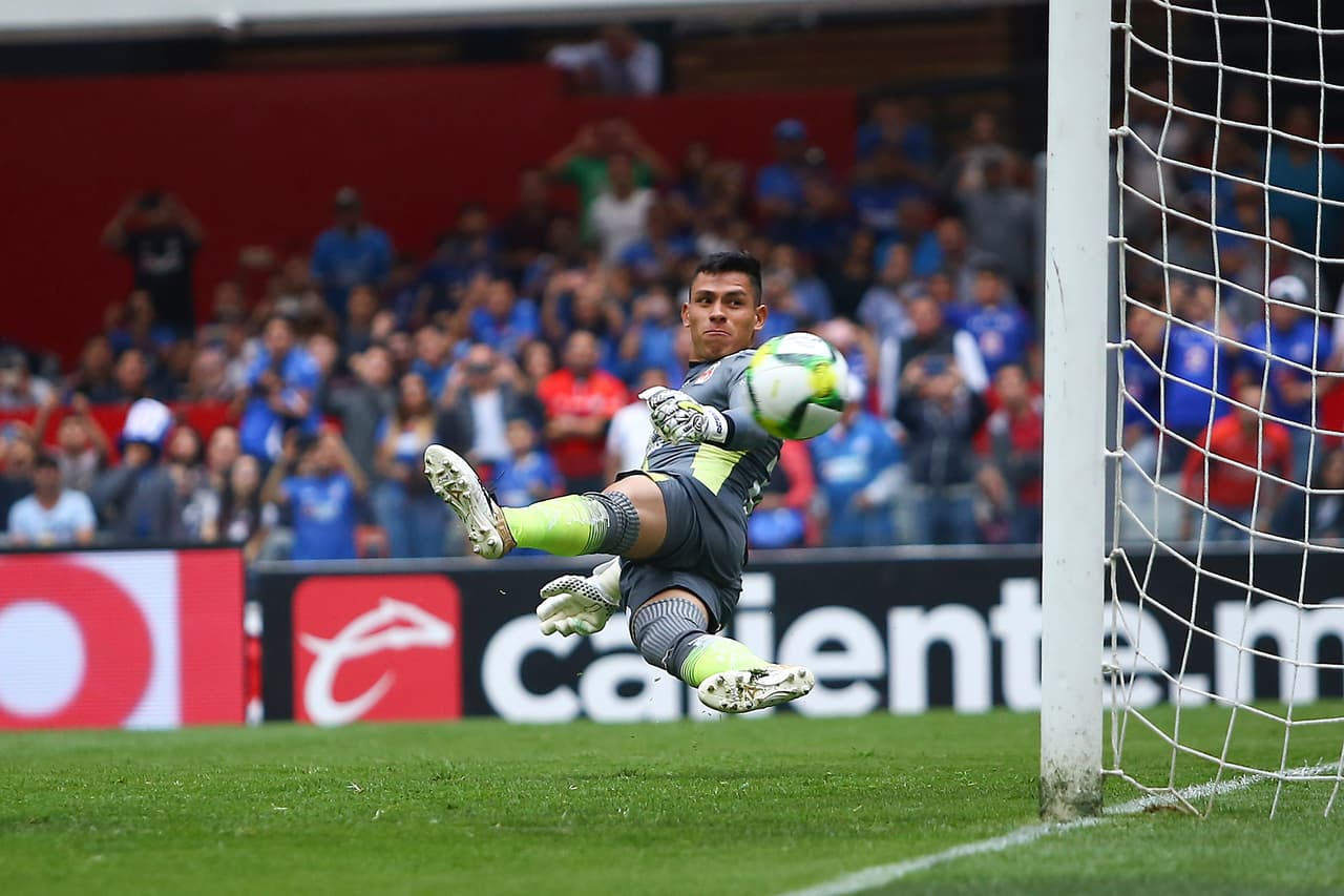 Caraglio pateó con fuerza a un costado y el guardameta michoacano nada pudo hacer para evitar el gol del empate.