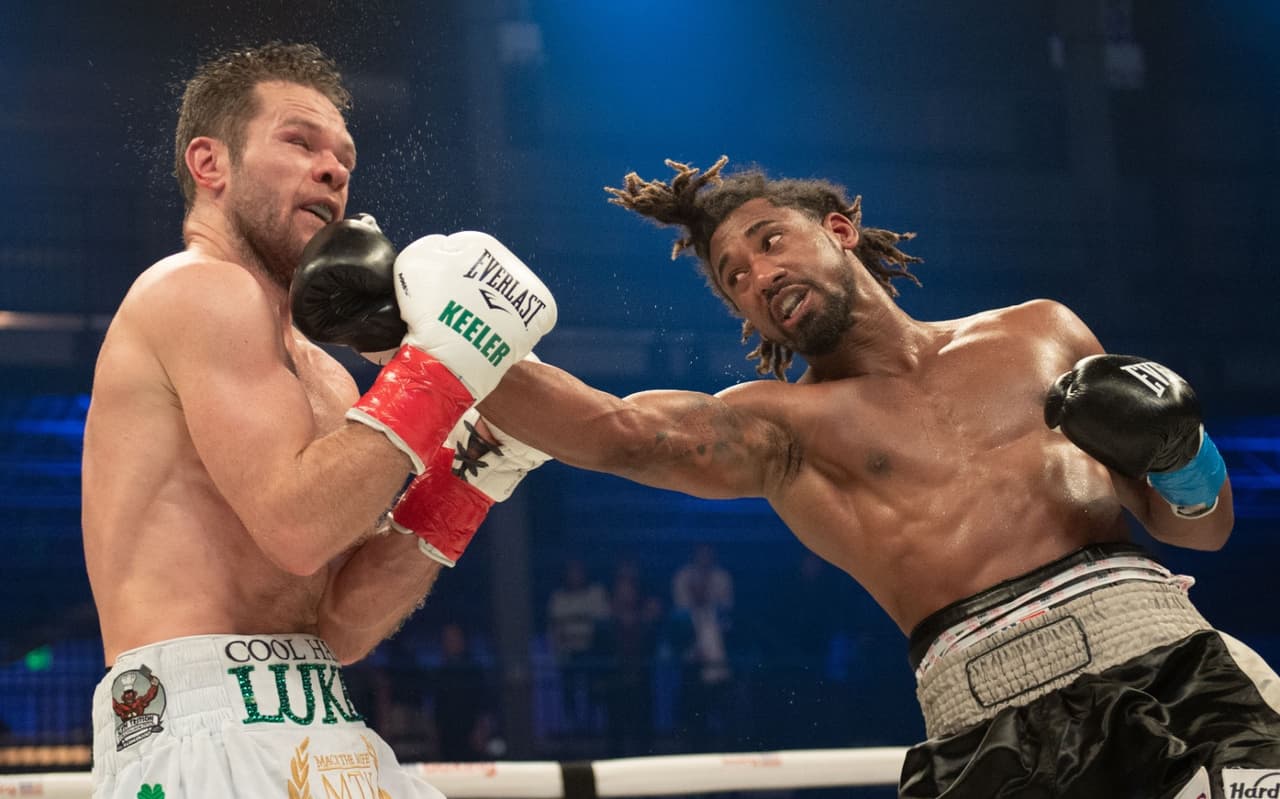 Demetrius Andrade noqueó a Luke Keeler en nueve rounds para retener su cetro mediano de la OMB.