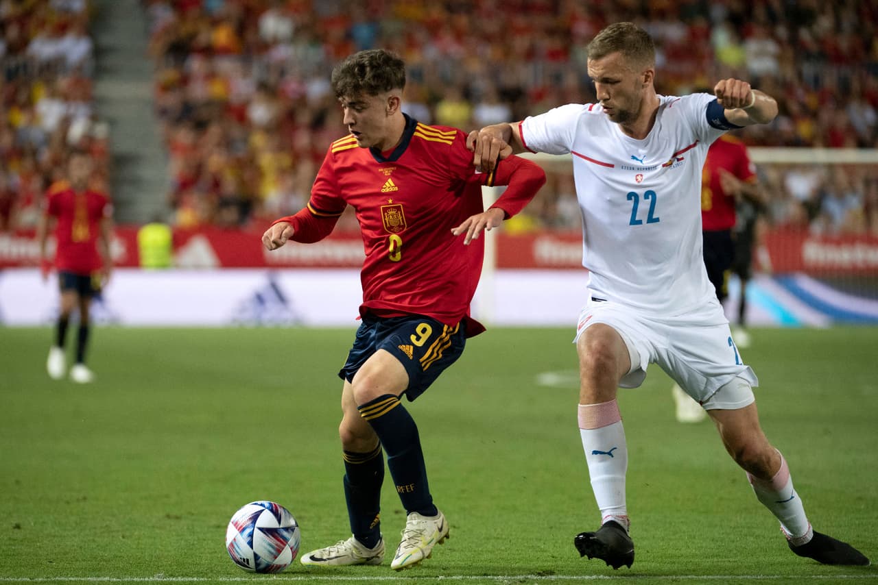 España se impuso sobre República Checa gracias a los goles de Carlos Soler y Pablo Sarabia.