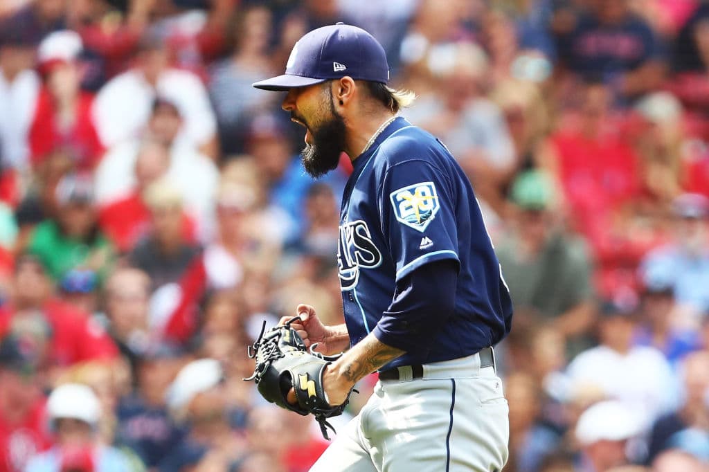 Romo consiguió su salvamento 16 en la presente campaña y con ello llegó a 100 de por vida en MLB. Liquidó una perfecta novena entrada incluso logrando dos ponches.
