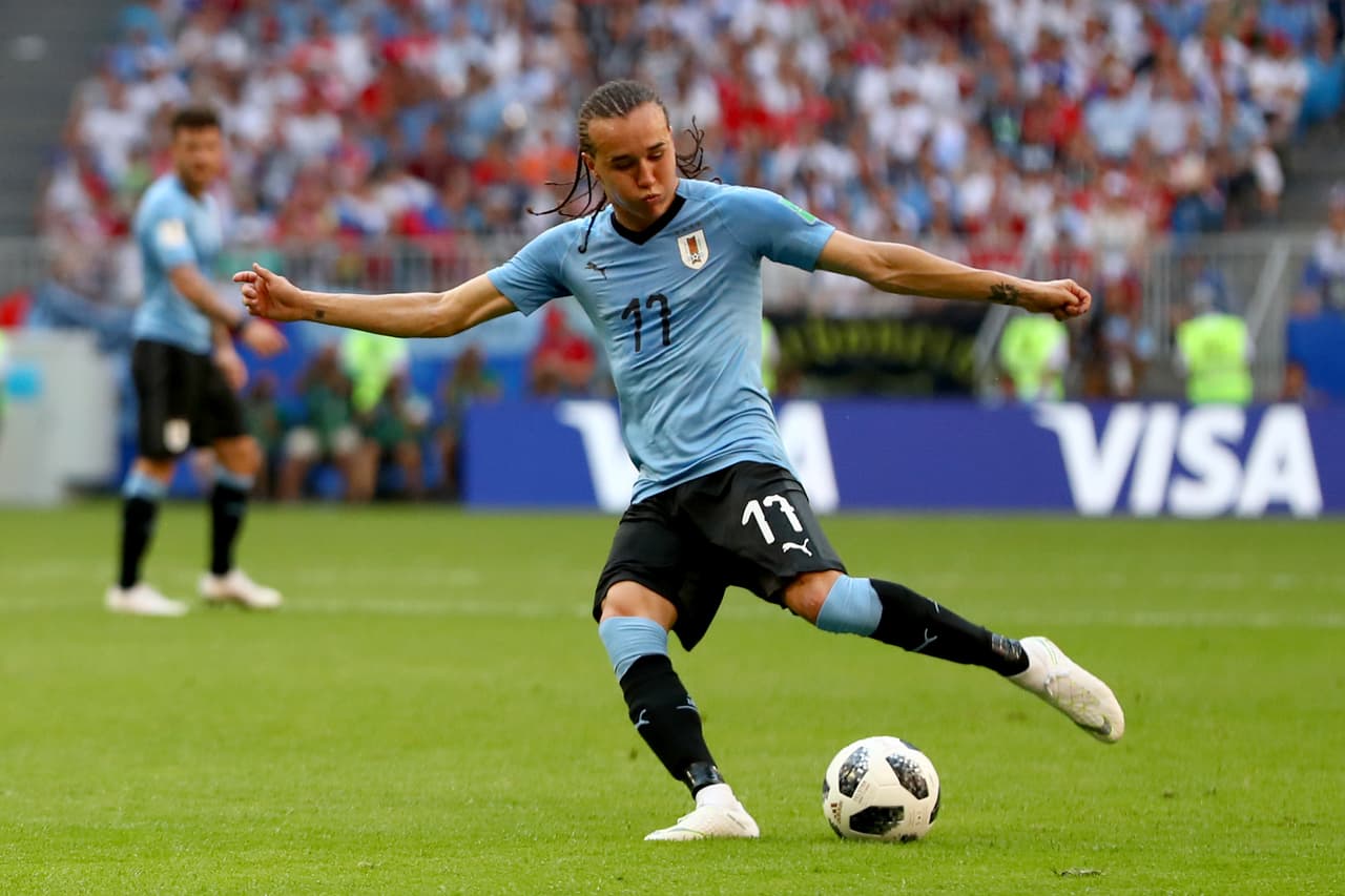 La noche se le vino encima a Rusia al minuto 23 cuando Diego Laxalt sacó este remate al arco con potencia.