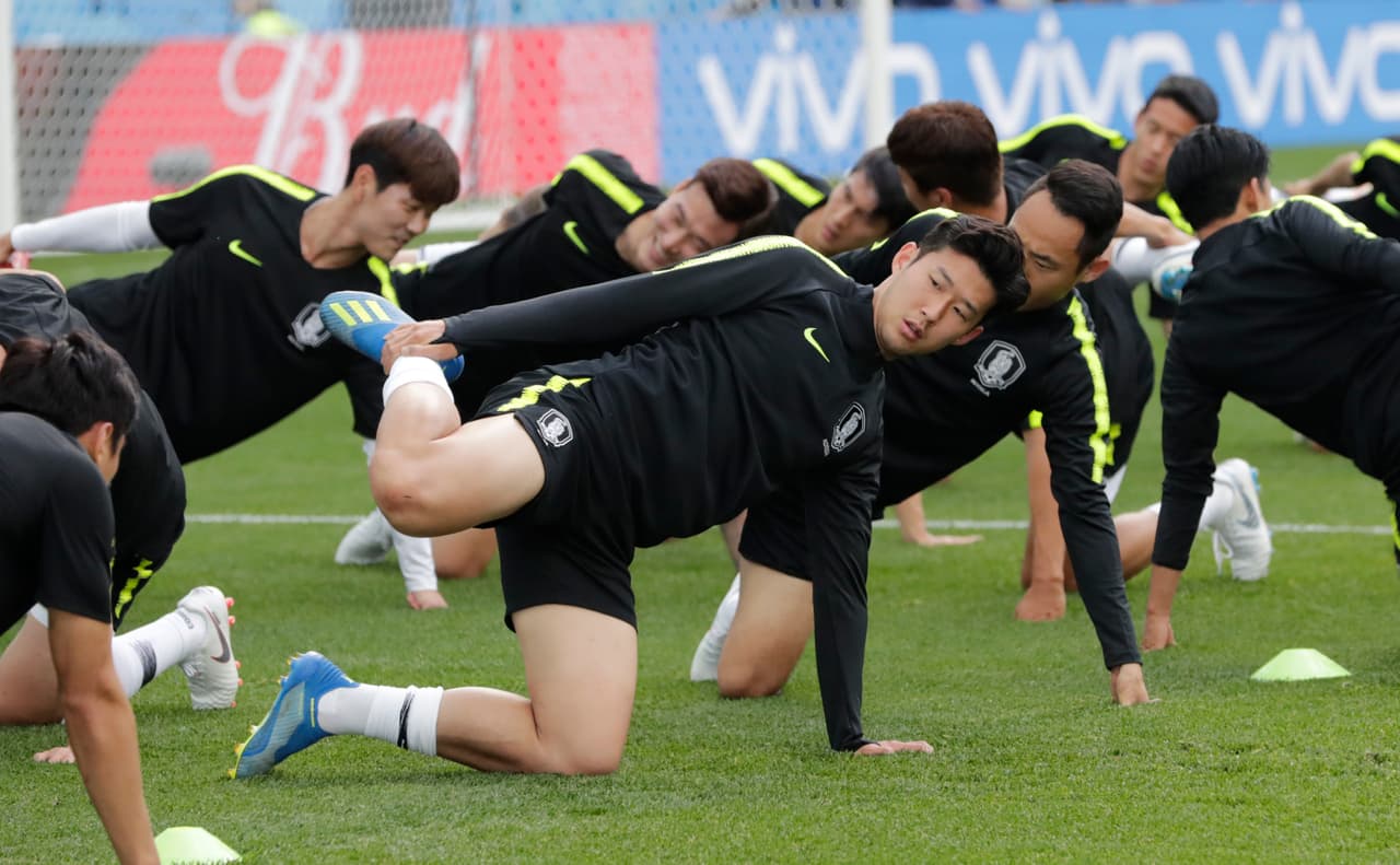 El paso de esta selección en su eliminatoria fue turbulento porque clasificaron como segundos de su grupo pero con cuatro triunfos, tres empates y tres derrotas.