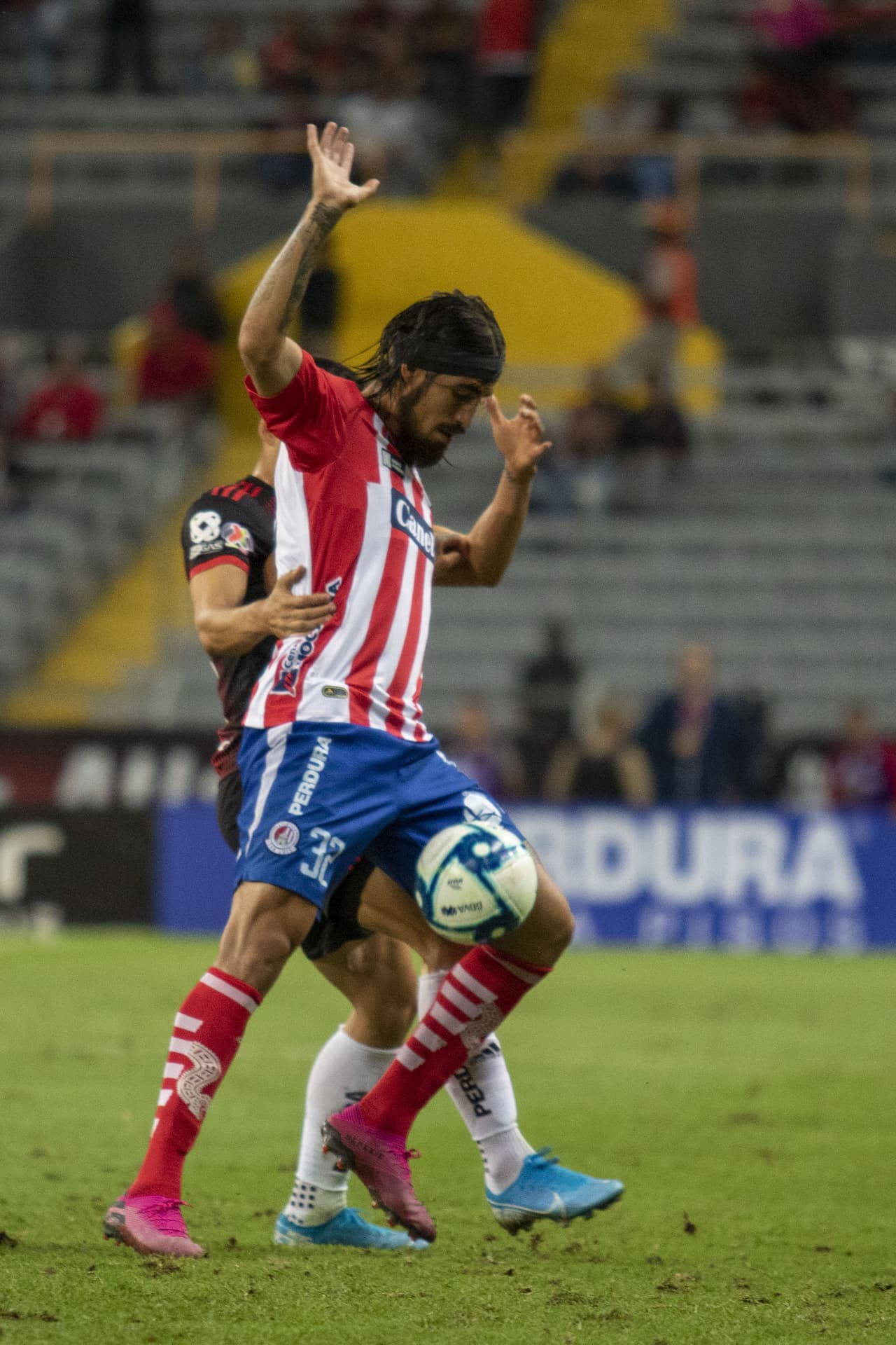 Con goles de Juan Castro al minuto 61 y Nicolas Ibañes al 90+3, el Atlético san Luis gana y pone en problemas al Atlas.