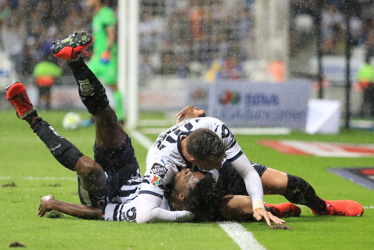 El argentino Rogelio Funes Mori acompañó en la celebración a Avilés Hurtado por un auténtico golazo.