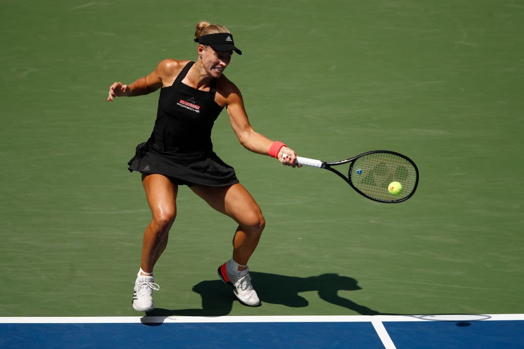 La alemana Angelique Kerber (4) superó a la rusa Margarita Gasparyan por 7-6 y 6-3 para clasificarse a la segunda ronda del Abierto de Estados Unidos.